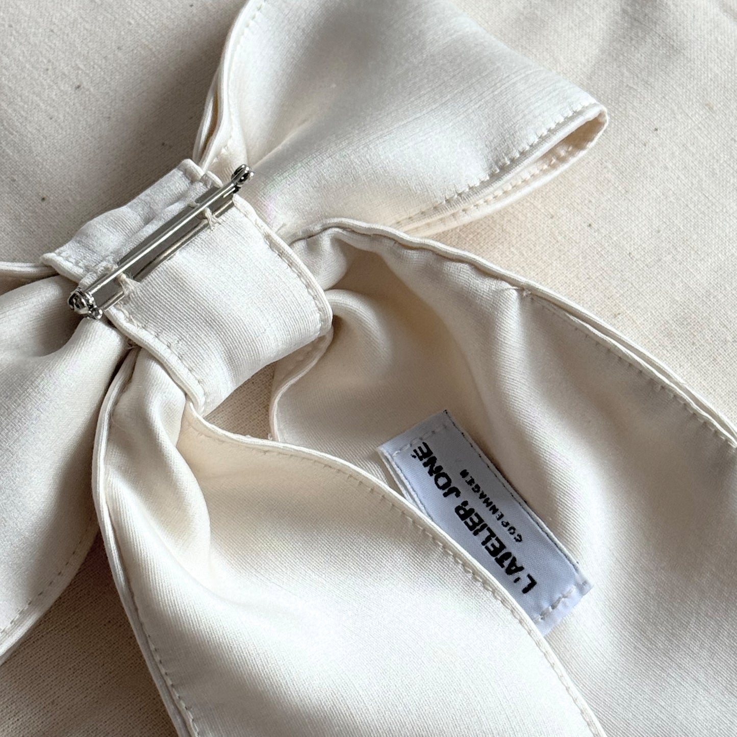 Bow with pin