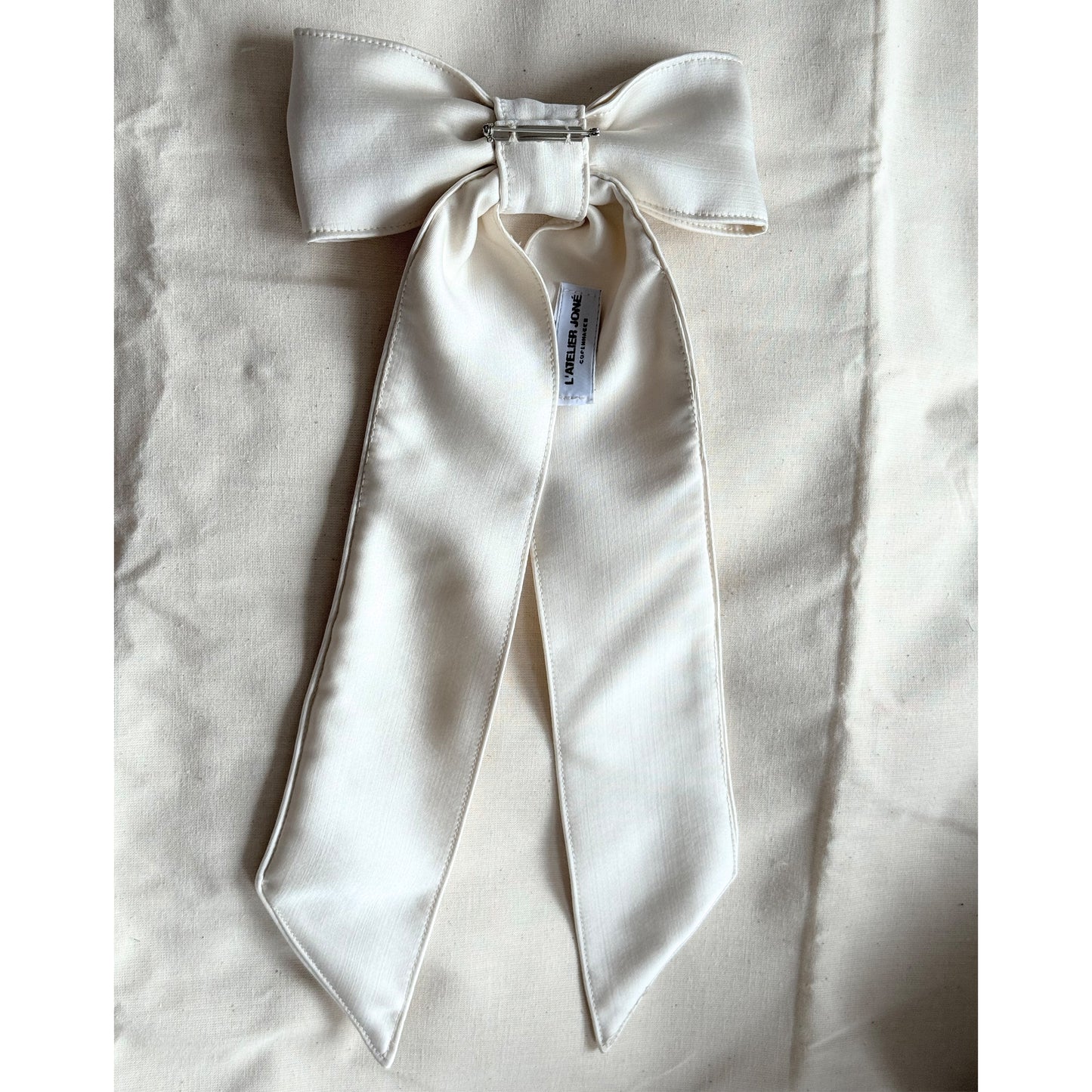 Bow with pin