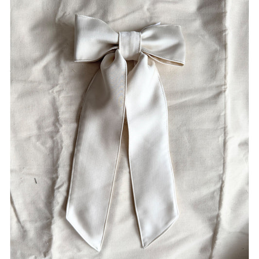 Bow with pin